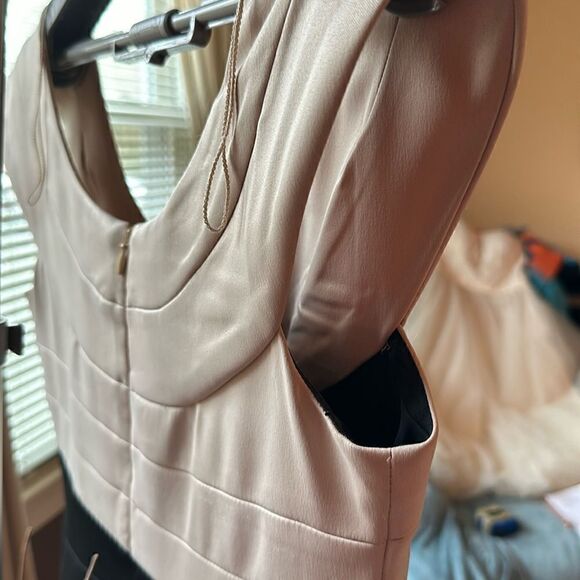 🦋. EUC MAGGY LONDON Women’s sheath midi banded black/ champagne gold, size 8 - Picture 8 of 13